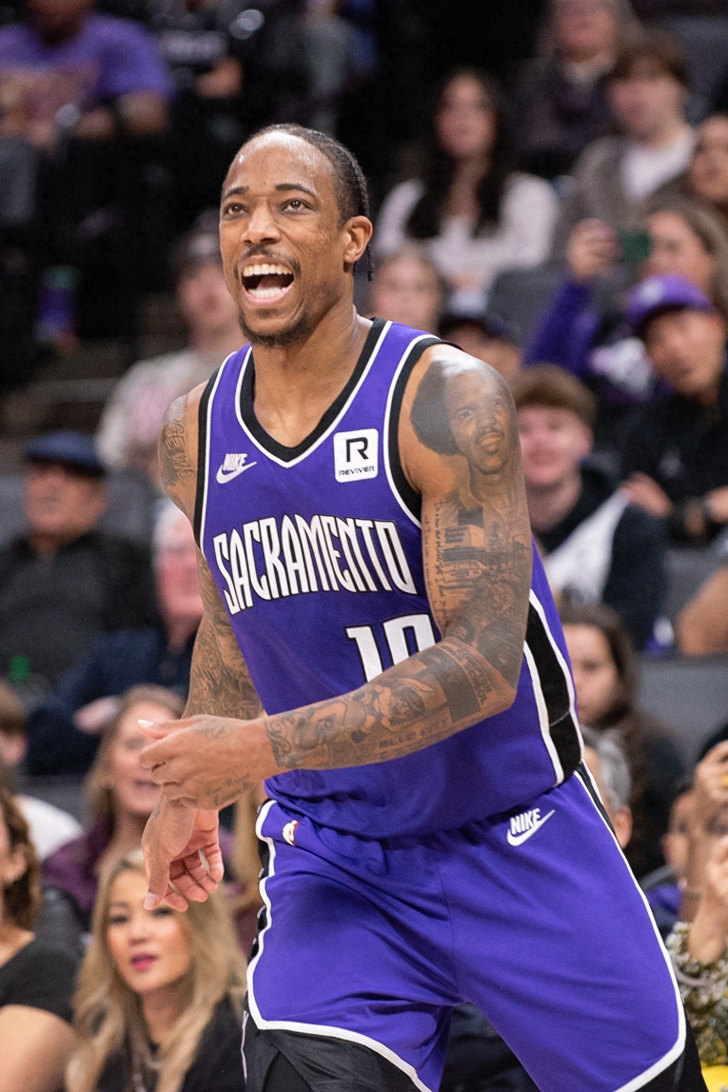 AYX中国官方网站关于德罗巴重返赛场，出色防守首场状态出色，独行侠观众沸腾！的信息