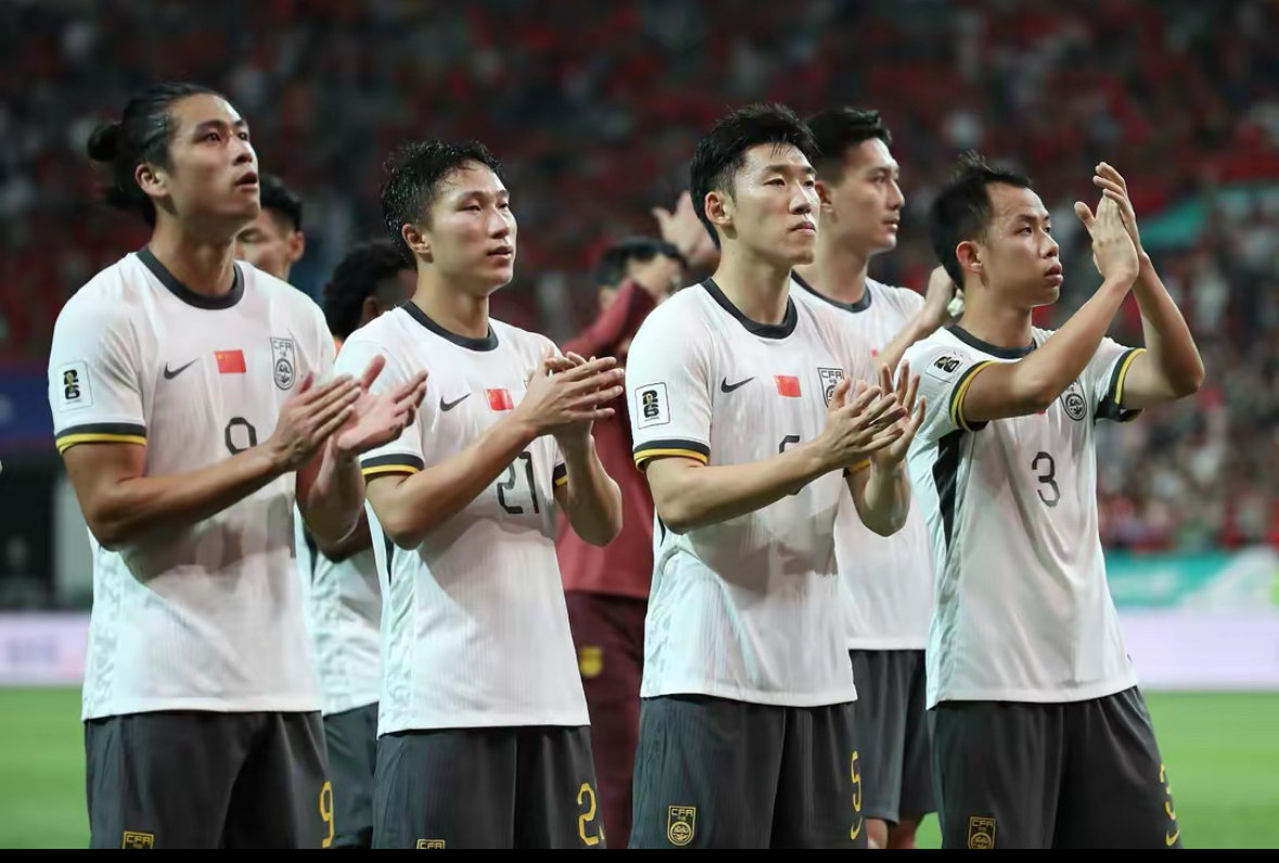 爱游戏AYX中国官方平台赛艇赛场再起风云：滇池青龙队惊险晋级胶东火狐队，赛场气氛火爆重拾自信的夜晚的简单介绍