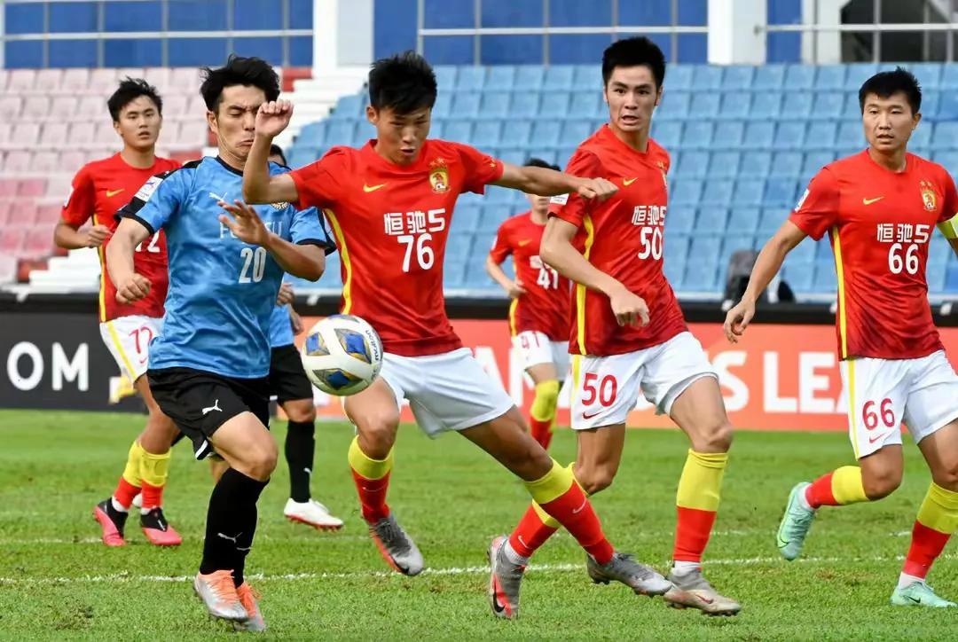 爱游戏(中国)官方网站集结日广州队备战英超；官宣签约细节曝光；球迷炸锅；赛季目标并未改变的简单介绍